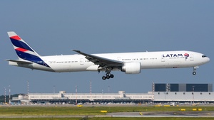 Photo of PT-MUD - Boeing 777-32W(ER) operated by LATAM Airlines Brasil