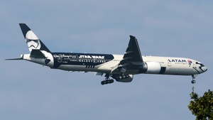 Photo of PT-MUA - Boeing 777-32W(ER) operated by LATAM Airlines Brasil
