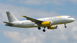 Photo of EC-LUN - Airbus A320-232 operated by Vueling