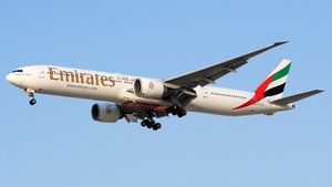 Photo of A6-EPE - Boeing 777-31H(ER) operated by Emirates