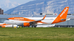 Photo of G-EZPE - Airbus A320-214 operated by easyJet