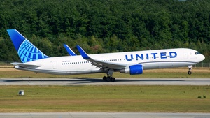 Photo of N675UA - Boeing 767-322(ER) operated by United Airlines