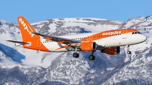 Photo of G-EZOU - Airbus A320-214 operated by easyJet