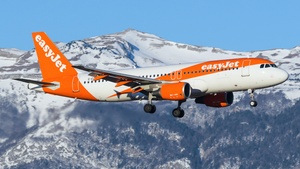 Photo of G-EZTA - Airbus A320-214 operated by easyJet