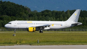 Photo of EC-KLB - Airbus A320-214 operated by Vueling