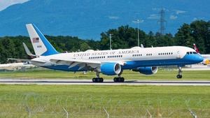 Photo of 09-0016 - Boeing C-32A operated by US Air Force