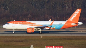 Photo of G-EZOA - Airbus A320-214 operated by easyJet