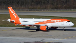 Photo of G-EZUR - Airbus A320-214 operated by easyJet