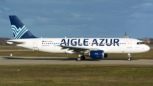 Photo of F-HFUL - Airbus A320-214 operated by Aigle Azur