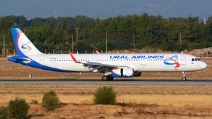 Photo of VP-BSY - Airbus A321-231 operated by Ural Airlines