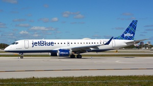 Photo of N328JB - Embraer ERJ-190AR operated by jetBlue Airways