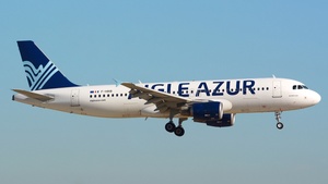 Photo of F-HBIB - Airbus A320-214 operated by Aigle Azur
