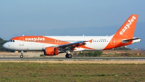 Photo of G-EZUW - Airbus A320-214 operated by easyJet