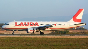 Photo of OE-LOS - Airbus A320-214 operated by Laudamotion