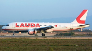 Photo of OE-LMC - Airbus A320-214 operated by Laudamotion