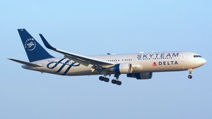 Photo of N175DZ - Boeing 767-332(ER) operated by Delta Air Lines