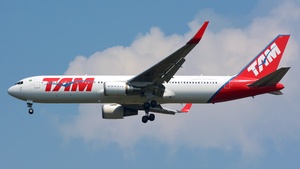 Photo of PT-MSV - Boeing 767-316(ER) operated by TAM Linhas Aéreas