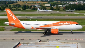 Photo of G-EZTX - Airbus A320-214 operated by easyJet