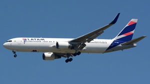Photo of PT-MSY - Boeing 767-316(ER) operated by LATAM Airlines Brasil