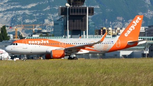 Photo of G-EZOX - Airbus A320-214 operated by easyJet