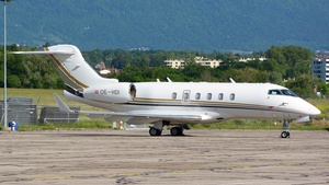 Photo of OE-HDI - Bombardier Challenger 300 operated by Laudamotion Executive