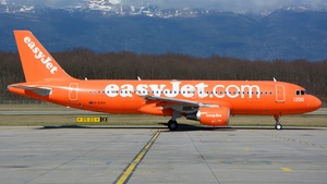 Photo of G-EZUI - Airbus A320-214 operated by easyJet