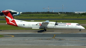 Photo of VH-QOS - Bombardier DHC-8-402 Dash 8 Q400 operated by QantasLink (opb Sunstate Airlines)