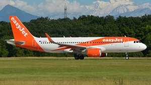 Photo of G-EZPA - Airbus A320-214 operated by easyJet