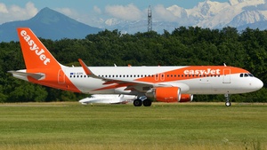 Photo of G-EZPI - Airbus A320-214 operated by easyJet