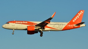Photo of G-EZOL - Airbus A320-214 operated by easyJet