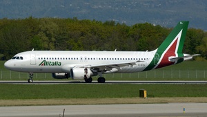 Photo of EI-DSL - Airbus A320-216 operated by Alitalia