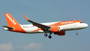 Photo of G-EZPF - Airbus A320-214 operated by easyJet