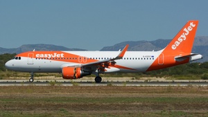 Photo of G-EZOT - Airbus A320-214 operated by easyJet