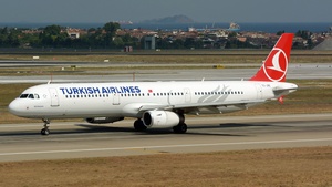 Photo of TC-JRE - Airbus A321-231 operated by Turkish Airlines