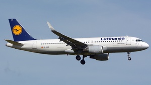 Photo of D-AIUA - Airbus A320-214 operated by Lufthansa