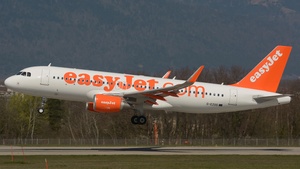 Photo of G-EZOG - Airbus A320-214 operated by easyJet