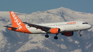 Photo of G-EZUA - Airbus A320-214 operated by easyJet