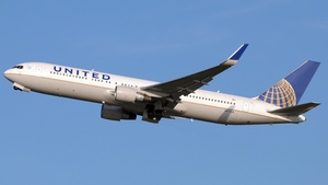 Photo of N672UA - Boeing 767-322(ER) operated by United Airlines