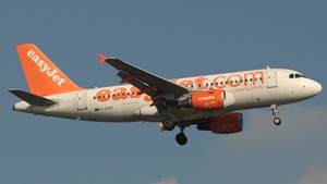 Photo of G-EZBY - Airbus A319-111 operated by easyJet