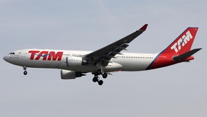 Photo of PT-MVL - Airbus A330-203 operated by TAM Linhas Aéreas