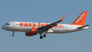 Photo of G-EZWG - Airbus A320-214 operated by easyJet