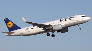 Photo of D-AIZR - Airbus A320-214 operated by Lufthansa