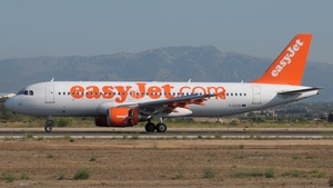 Photo of G-EZUR - Airbus A320-214 operated by easyJet