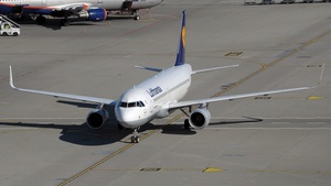 Photo of D-AIZZ - Airbus A320-214 operated by Lufthansa
