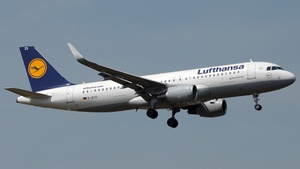 Photo of D-AIZS - Airbus A320-214 operated by Lufthansa