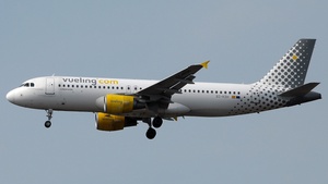 Photo of EC-KDH - Airbus A320-214 operated by Vueling
