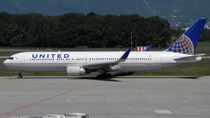 Photo of N676UA - Boeing 767-322(ER) operated by United Airlines
