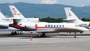 Photo of PH-LSV - Dassault Falcon 50EX operated by Solid Air