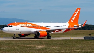 Photo of G-EZOP - Airbus A320-214 operated by easyJet