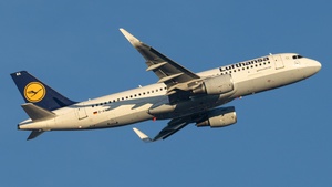 Photo of D-AIWA - Airbus A320-214 operated by Lufthansa
